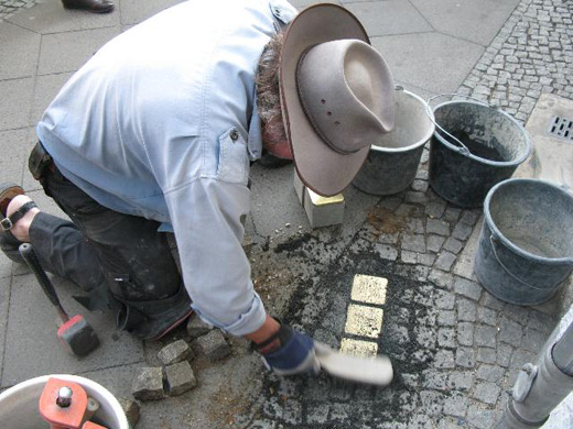 Gunter Demnig verlegt 2014 Stolperstein in Berlin in Prenzlauer Berg