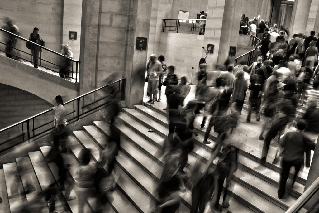 Menschenmenge auf Treppe. Foto von José Martín Ramírez Carrasco (@martinirc) - Unsplash