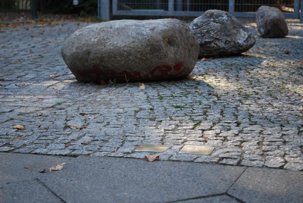 Stolpersteine in Berlin im Gehweg eingelassen. Fotorechte: Indra Hemmerling