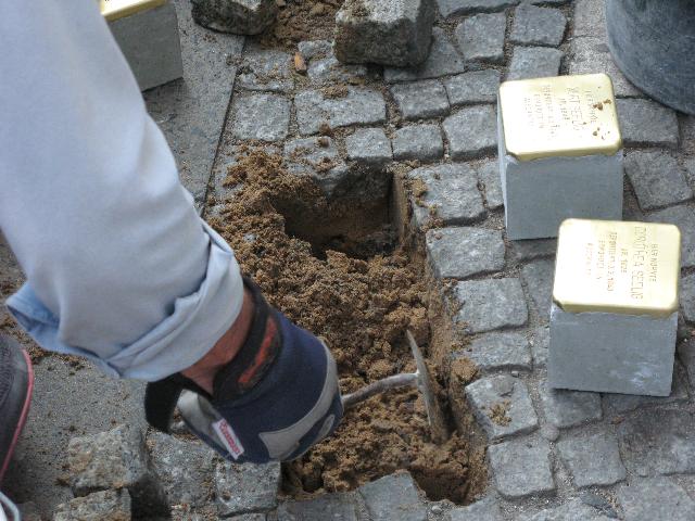 Gunter Demnig verlegt 2014 Stolperstein in Berlin in Prenzlauer Berg